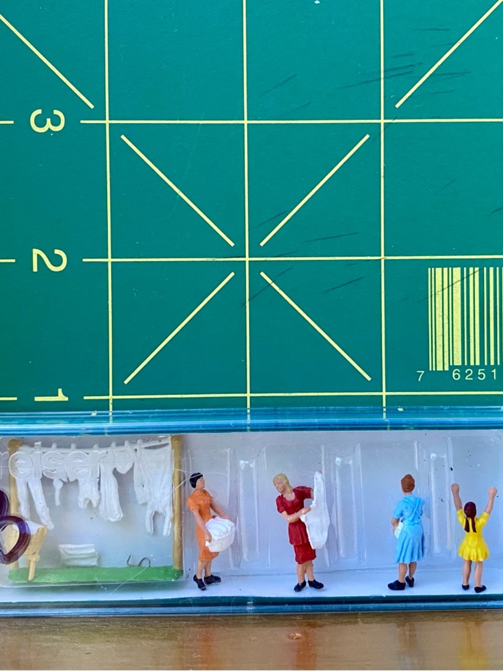 Model Railroad: Preiser  - Women Hanging Laundry (4)- HO Scale - Picture 8 of 9